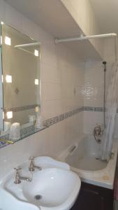 Balkan Lodge Oxford في أوكسفورد: حمام أبيض مع حوض وحوض استحمام