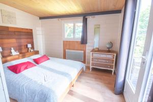 Ένα ή περισσότερα κρεβάτια σε δωμάτιο στο Le lodge sur pilotis