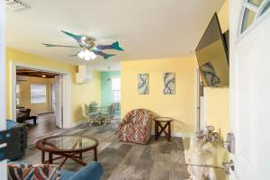 TV a/nebo společenská místnost v ubytování Mermaid Cottage