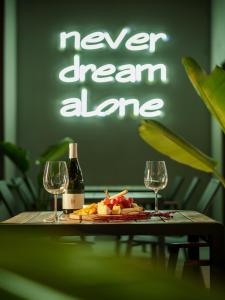 una mesa con dos copas de vino y un plato de comida en Echinus Blue Hotel, en Antalya