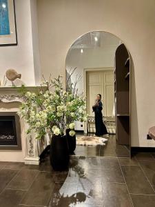 a person taking a picture of a mirror with flowers at La Ruche Oostende in Mellet +24 photos