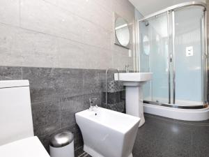 une salle de bain avec toilettes, lavabo et douche dans l'établissement 3 Bed in Bamburgh 76672, à Belford 17 autres photos