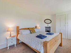 Worth Matraversにある4 Bed in Isle of Purbeck IC036のベッドとタオル2枚のある寝室