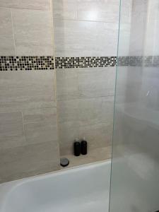 a shower with two black cups in a bathroom at DEPARTAMENTO MIRAMAR in Miramar +20 photos