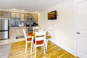 une cuisine avec une table et des chaises dans une pièce dans l'établissement The View IV at Sheepscot River, à Edgecomb