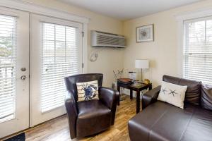- un salon avec deux fauteuils en cuir et une table dans l'établissement The View IV at Sheepscot River, à Edgecomb