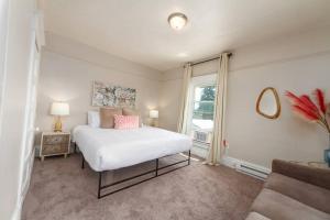 スポケーンにあるHistoric 3 Bed 1 bath Near Downtown Spokaneの白いベッドと窓のある寝室