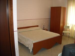 ラゴネグロにあるHotel Caimo Bed-Breakfastの小さなベッドルーム(ベッド1台、キャビネット付)