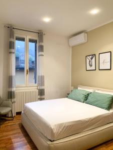 Un pat sau paturi într-o cameră la TonyMan Apartment 2