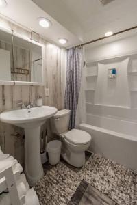 Koupelna v ubytování Adorable 2 BD 1 BTH Home Minutes Away from Gonzaga