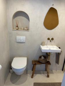un baño con inodoro y lavabo en Studio Cabana Oegstgeest, en Oegstgeest 18 fotos más
