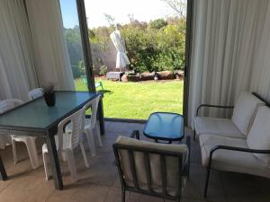 un salon avec une table, des chaises et un canapé dans l'établissement צימר חספין, à Haspin