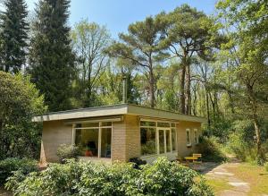 una pequeña casa en medio de un bosque en Cozy forest house ideal for relaxing, en Wateren