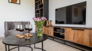 TV a/nebo společenská místnost v ubytování Luxe Breeze + 30 fotografií