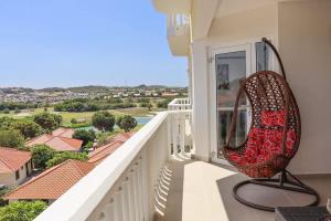 una silla de mimbre sentada en un balcón con vistas en Little Dreams, en Dorp Sint Michiel 24 fotos más