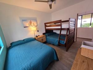 ChantepecにあるLa casita Blanca, it has everythingのベッド2台と二段ベッドのある寝室