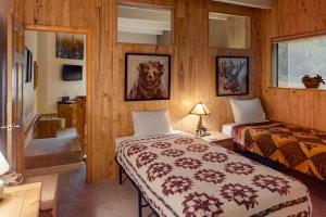 a bedroom with two beds in a room at Summit House East 1 Bed Loft 2 Bath SHMB in Wheeler Junction