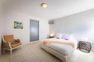 简蒂埃尔Casa di Mama - Ground floor 1-bedroom的一间带床和椅子的白色卧室