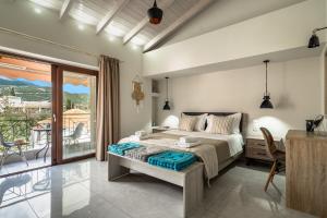 une chambre avec un lit et un balcon dans l'établissement Emily Apartments, à Nydri