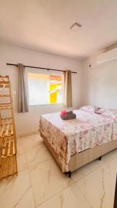 a bedroom with a bed and a window and a ladder at Ilha de Boipeba Casa com 2 quartos com ar condicionado no 1ºandar in Cayru