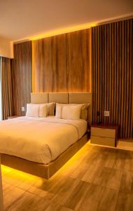 een slaapkamer met een groot bed in een kamer bij Menlyn Maine luxury appartment in Vosburg +42 foto's