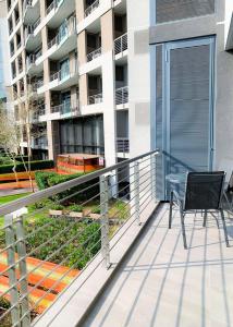 een balkon met een tafel en een stoel op een gebouw bij Menlyn Maine luxury appartment in Vosburg