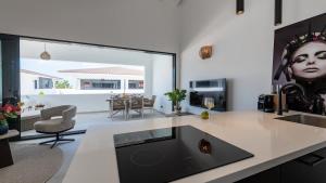 een keuken en een woonkamer met een groot raam bij Penthouse Mesa Bonita in Jan Thiel