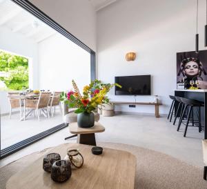 een woonkamer met een vaas met bloemen op een tafel bij Penthouse Mesa Bonita in Jan Thiel +22 foto's