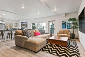 een woonkamer met een bank en een tafel bij HUGE-Fun-Trendy Apt by Perry District & Downtown in Spokane +26 foto's