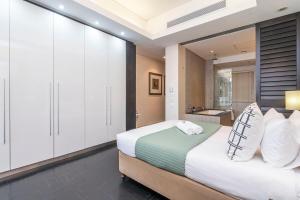 une chambre avec un grand lit et une salle de bain dans l'établissement Heritage-Chic Apartment in Cape Town, au Cap