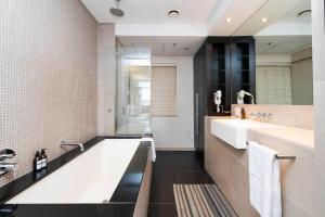 une salle de bain avec une grande baignoire et deux lavabos dans l'établissement Heritage-Chic Apartment in Cape Town, au Cap 8 autres photos