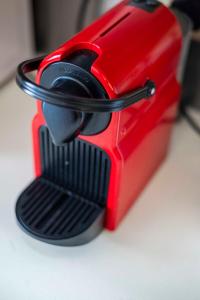 un objet rouge posé sur une table dans l'établissement Heritage-Chic Apartment in Cape Town, au Cap