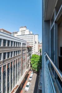 une vue depuis le balcon d'un immeuble dans l'établissement Heritage-Chic Apartment in Cape Town, au Cap