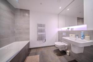 Ένα μπάνιο στο Luxury 3BR Apt Sleeps 10, Wembley & Park Views