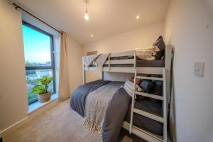 Ένα ή περισσότερα κρεβάτια σε δωμάτιο στο Luxury 3BR Apt Sleeps 10, Wembley & Park Views