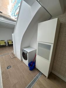 a room with a tv and a wall with an attic at Casa ARANAL in Málaga