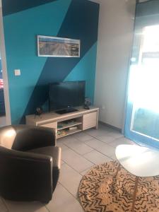 Μια τηλεόραση ή/και κέντρο ψυχαγωγίας στο petite maison calme +17 φωτογραφίες