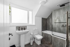 FerrydenにあるWild Berry Stays- Ferrydenのトイレ、洗面台、窓のあるバスルーム +12枚の写真