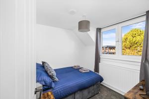 FerrydenにあるWild Berry Stays- Ferrydenのベッドと窓のある寝室