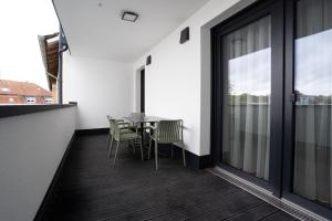 einen Balkon mit einem Tisch und Stühlen darauf in der Unterkunft Premium Apartments I home2share in Osnabrück