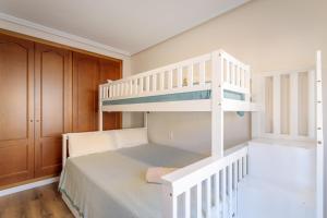 Postel nebo postele na pokoji v ubytování Maikran Seasonal Modern Townhouse Pool & BBQ