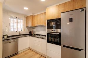 Kuchyň nebo kuchyňský kout v ubytování Maikran Seasonal Modern Townhouse Pool & BBQ