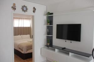 Μια τηλεόραση ή/και κέντρο ψυχαγωγίας στο Andy's Place - At The Village Blues Sandton