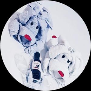 Un grupo de animales de peluche sentados en un plato. en Apartment Sekulic, en Doboj