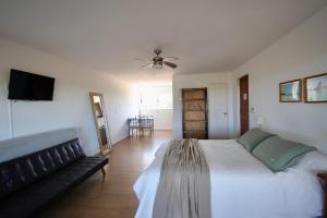 a bedroom with a large bed and a couch at Loft de Mar in José Ignacio