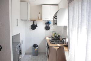 Η κουζίνα ή μικρή κουζίνα στο Andy's Place - At The Village Blues Sandton +9 φωτογραφίες