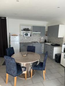 Η κουζίνα ή μικρή κουζίνα στο petite maison calme