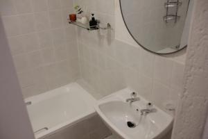 Ένα μπάνιο στο Andy's Place - At The Village Blues Sandton