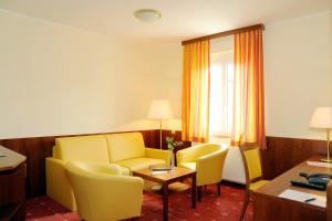 A seating area at Der Kaiserhof Ried
