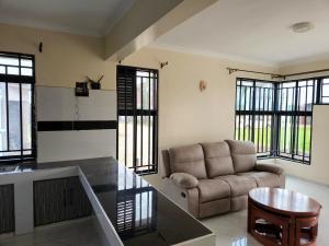 埃尔多雷特Hom-Feel的客厅里有一张沙发和一张桌子。